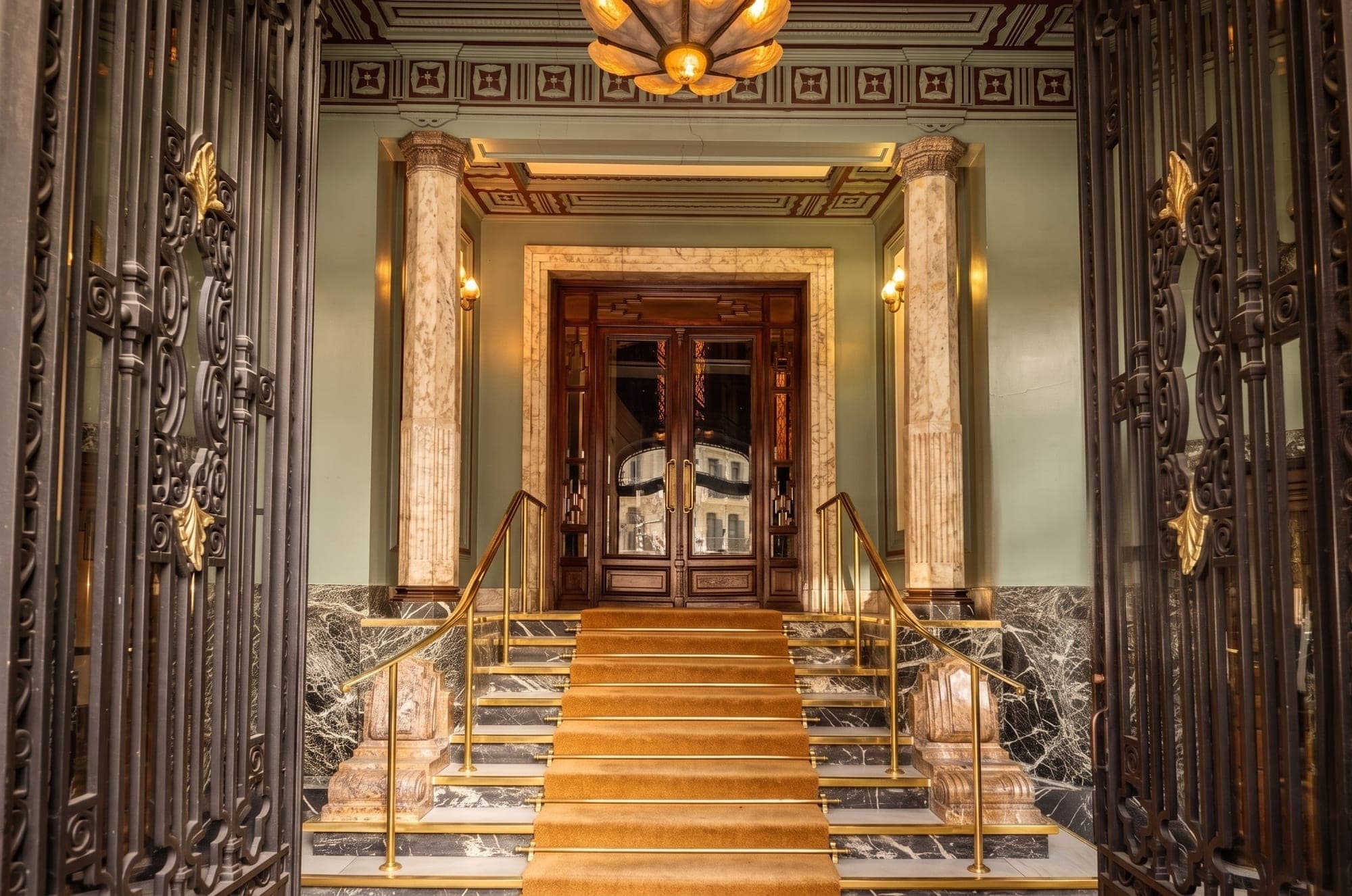 Portal de acceso al edificio de Velázquez 10